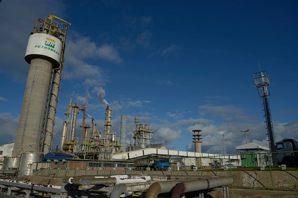 Imagem de refinaria da Petrobras em Camaçari, na Bahia, com logtipo da empresa em destaque - Metrópoles