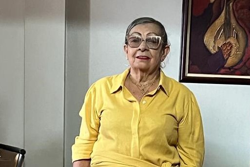 Idosa de vestido amarelo sorri para foto - Metrópoles