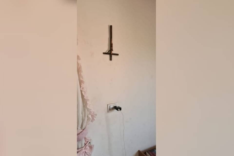 Imagem colorida mostra crucifixo de cabeça para baixo - metrópoles