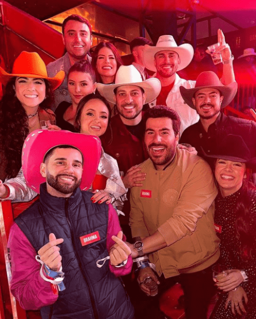 amigos reunidos na festa de peão de barretos