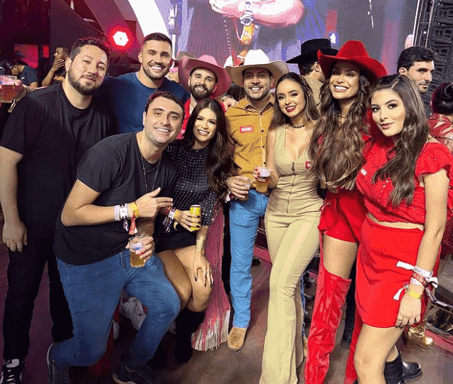 Amigos reunidos com Arthur Picoli e Vitória Lenoir