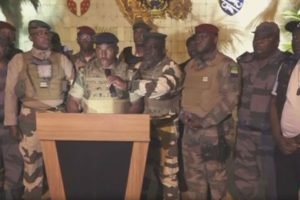 Imagem colorida mostra militares do Gabão durante anuncio do golpe de Estado no país - Metrópoles