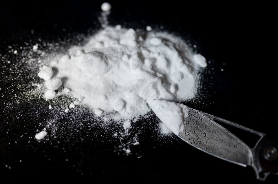 Foto mostra pó branco cocaína