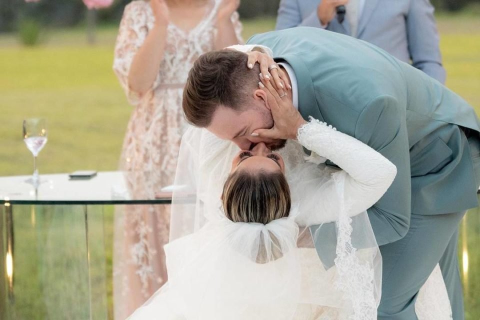 Thiago Nigro e Maíra Cardi se beijam durante cerimônia de casamento - Metrópoles