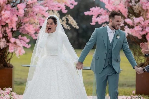 Maíra Cardi e Thiago Nigro se casam. Coach está de vestido de noiva, ele, de terno azul claro - Metrópoles