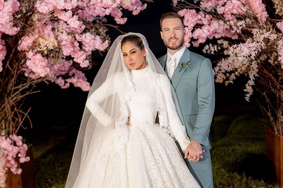 Maíra Cardi e Thiago Nigro se casam. Coach está de vestido de noiva, ele, de terno azul claro - Metrópoles