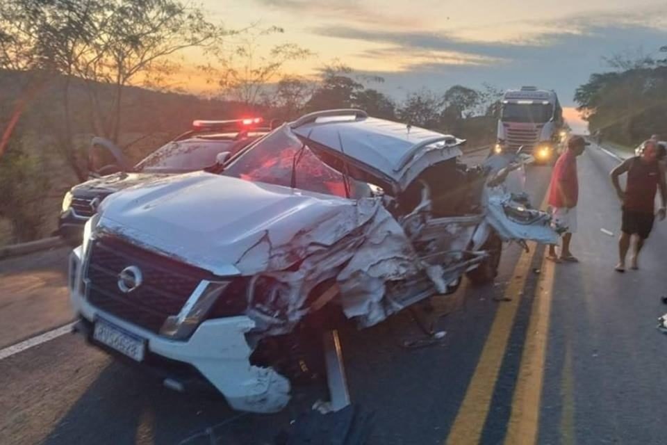 Foto colorida do carro do cantor Regis depois do acidente em Goiás - Metrópoles