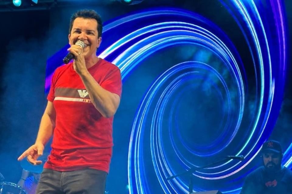 Foto colorida do cantor Regis Danese - Metrópoles