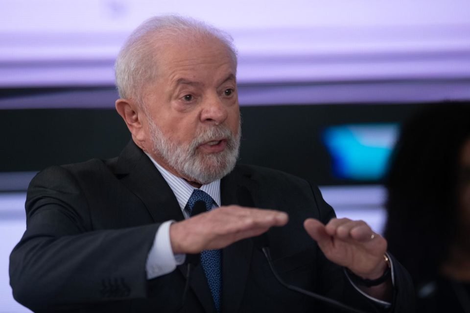 Imagem colorida do presidente Lula gesticulando - Metrópoles