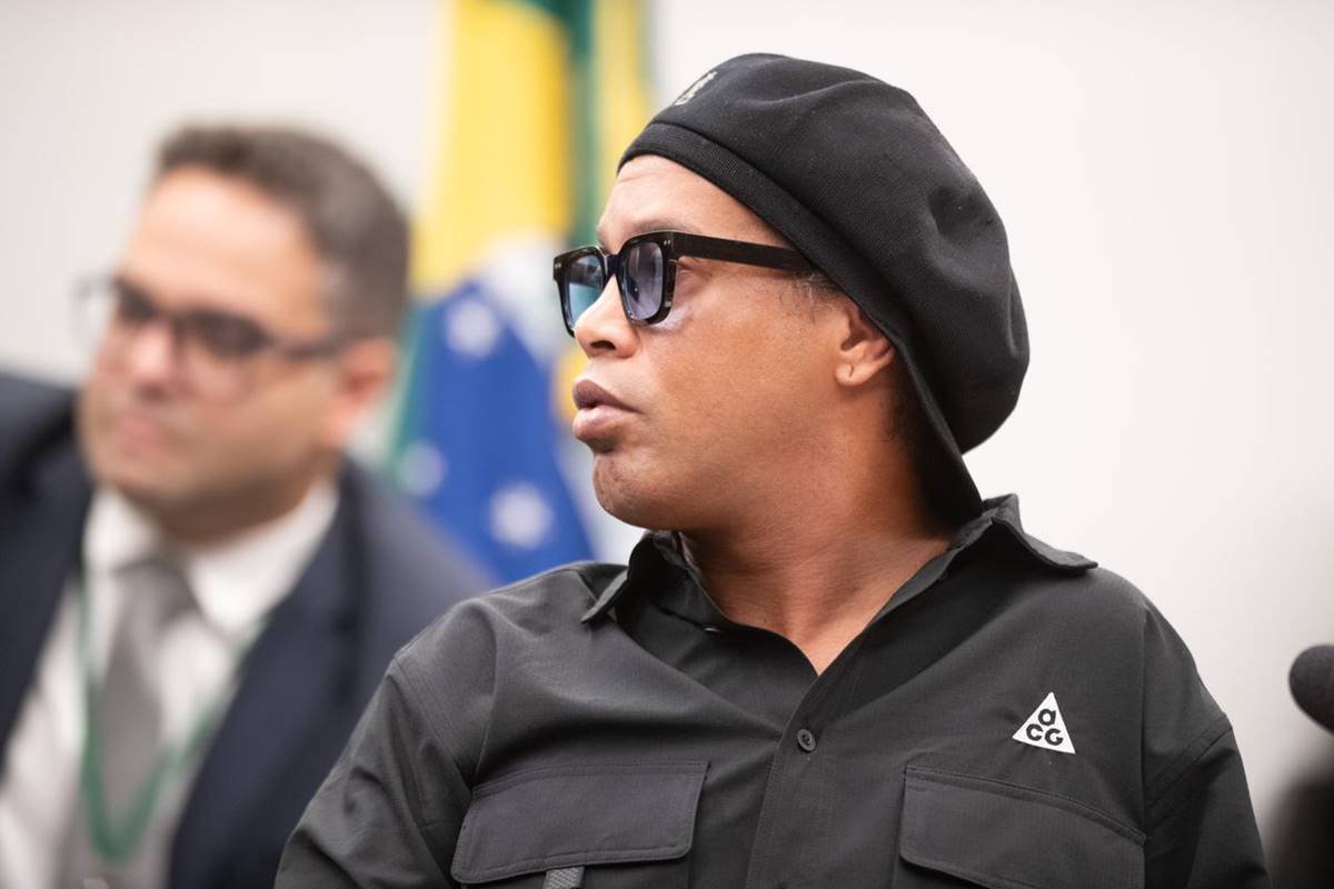 Internautas revelam decepção com comportamento de Ronaldinho em