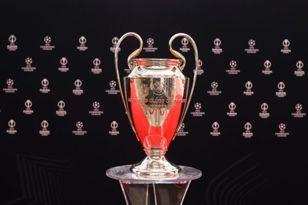 Imagem colorida do troféu da Champions League com fundo preto -Metrópoles