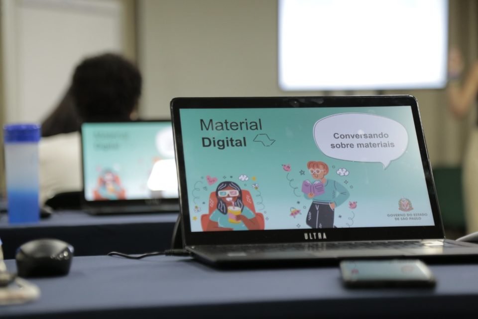 foto colorida mostra tablet com conteúdo digital da educação de SP