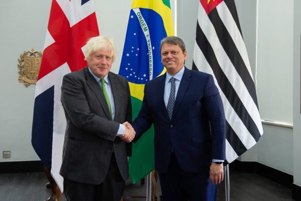 Fotografia colorida de Boris Johnson, ex-premiê do Reino Unido, apertando as mãos do governador Tarcísio de Freitas - Metrópoles