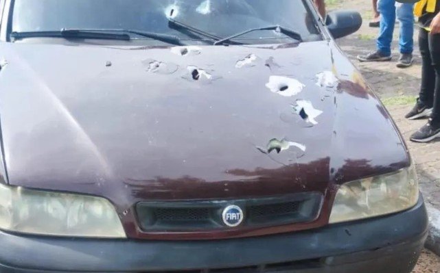 Imagem colorida do carro com mulheres baleadas por milicianos no RJ - Metrópoles