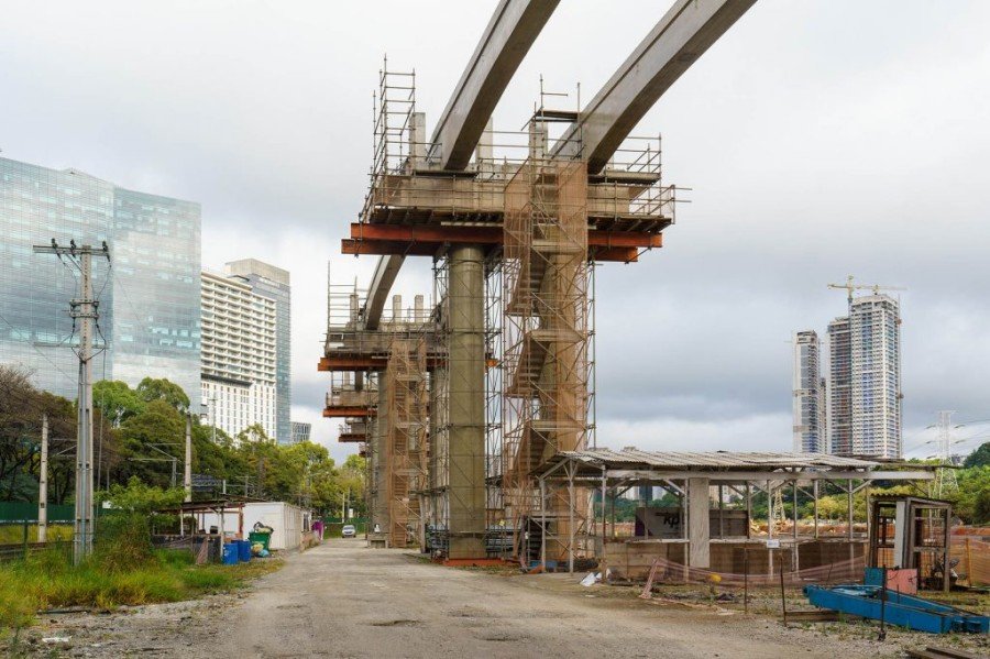Imagem colorida mostra candeiro de obra com vigas de concreto de obra do monotrilho - Metrópoles