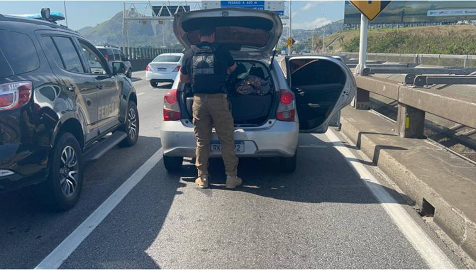 Policial federal vistoriando veículo