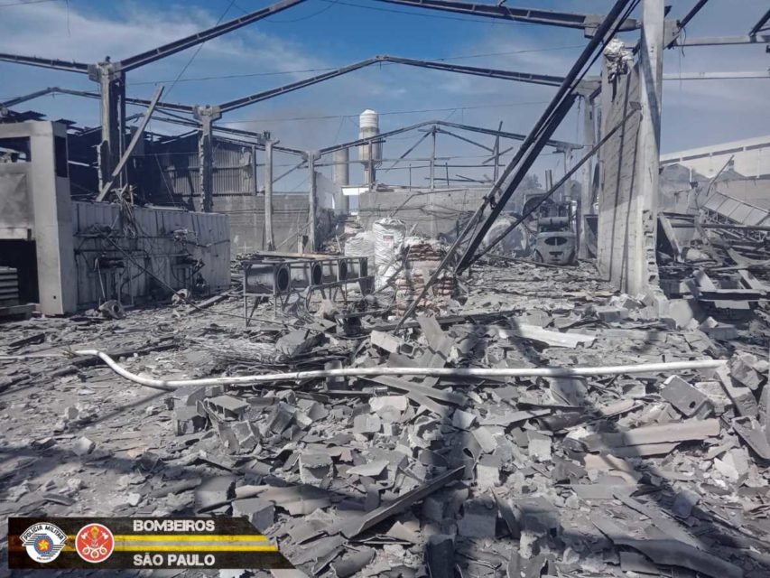 imagem colorida mostra destroços depois de explosão em metalúrgica - metrópoles