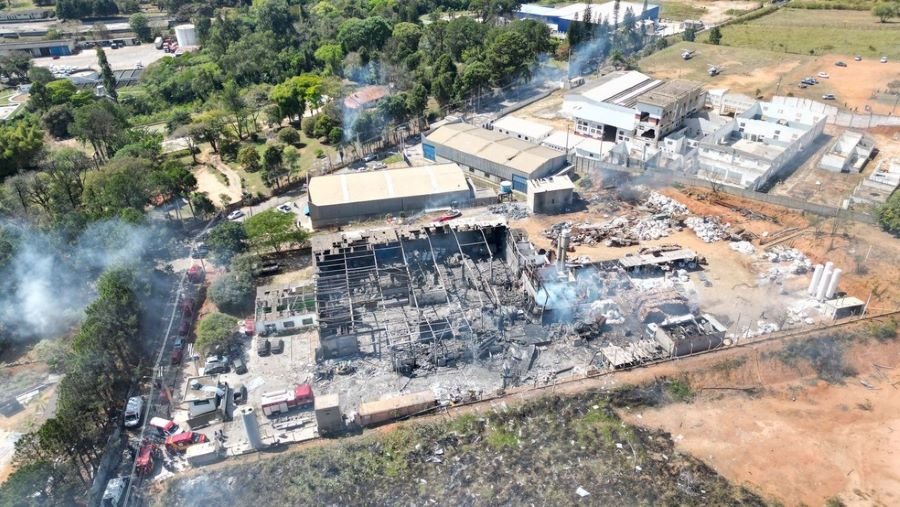 Foto colorida mostra imagem aérea da metalúrgica destruída por uma explosão em Cabreúva, em São Paulo - Metrópoles