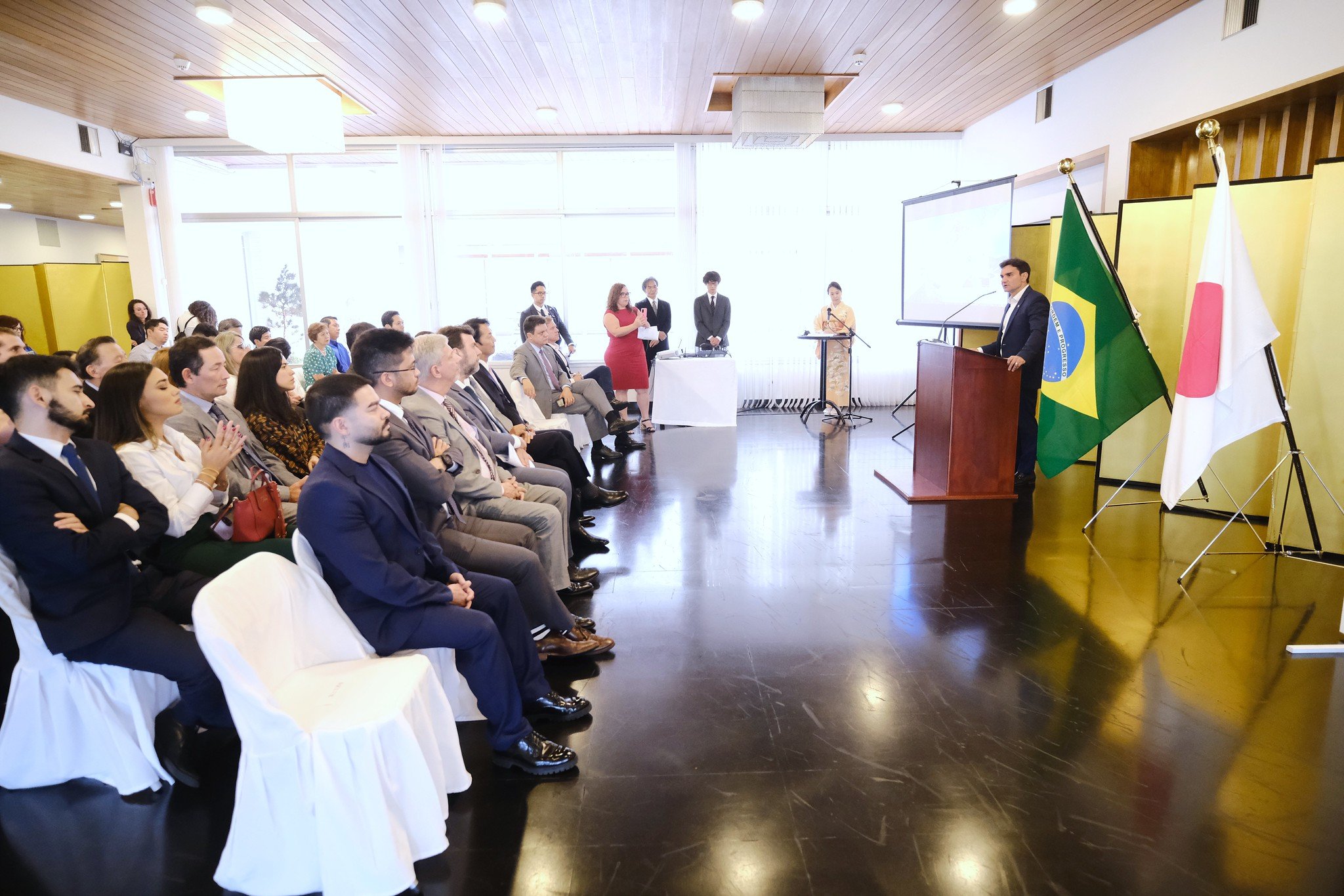 Várias pessoas na pláteia 