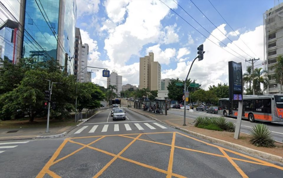 Imagem colorida mostra o cruzamento da avenida Santo Amaro com a Juscelino Kubitschek, em São Paulo - Metrópoles