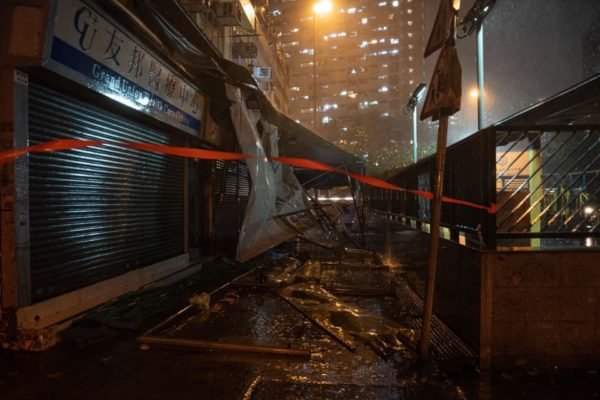 Imagem colorida mostra Tufão Saola chega ao sul da China e traz destruição em Hong Kong - Metrópoles