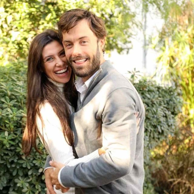 Na foto, o casal Kayky Brito e Tamara Dalcanale posam para foto - Metrópoles
