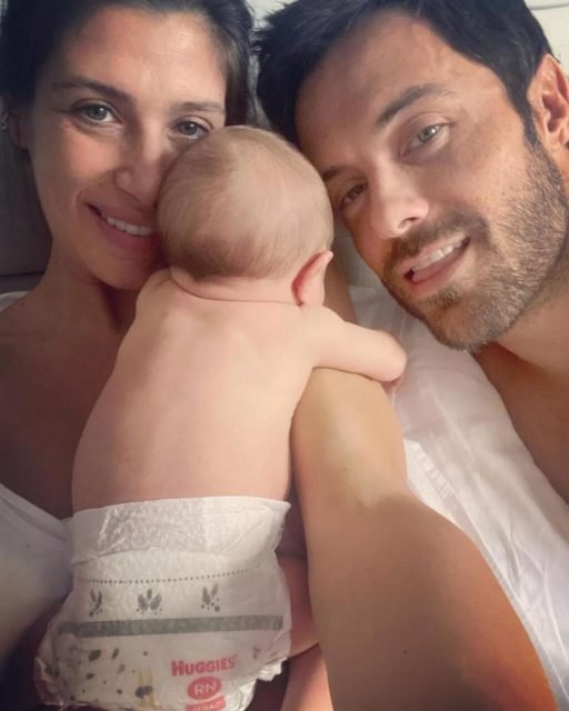 Na foto, o casal Kayky Brito e Tamara Dalcanale posam para foto com um bebê - Metrópoles