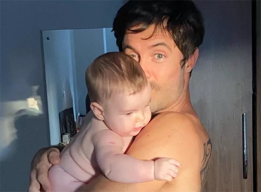 Na foto, Kayky Brito posa para foto com o filho - Metrópoles
