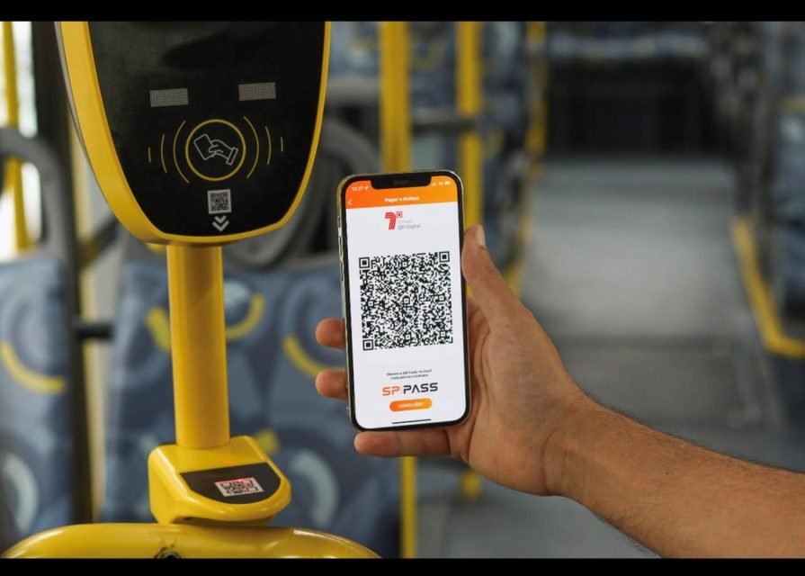 foto colorida de celular com QR Code liberando acesso em catraca de ônibus em SP - Metrópoles