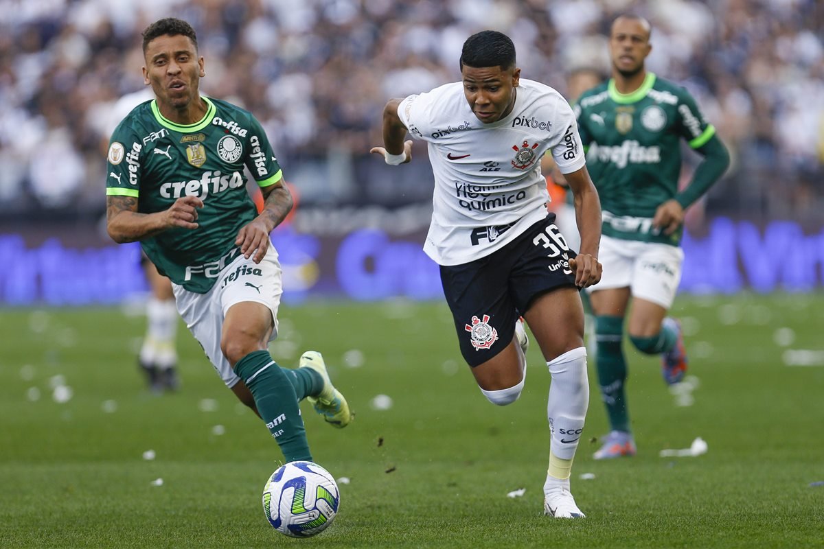 Corinthians vence Palmeiras em 1º jogo da semi do Brasileirão