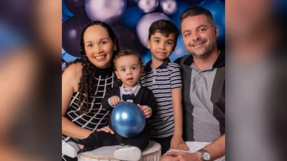 Na foto, uma família com pai, mãe e dois filhos posa para foto - Metrópoles