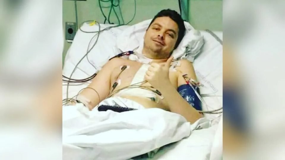 Na foto, um homem em uma cama de hospital - Metrópoles