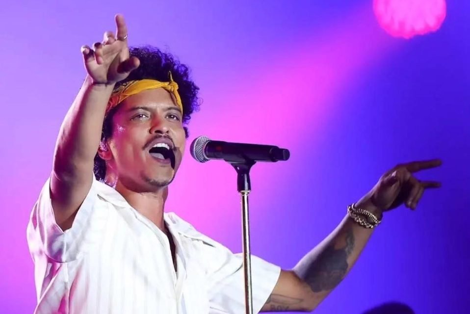 Bruno Mars repete 'Evidências' no The Town com Xororó e família na