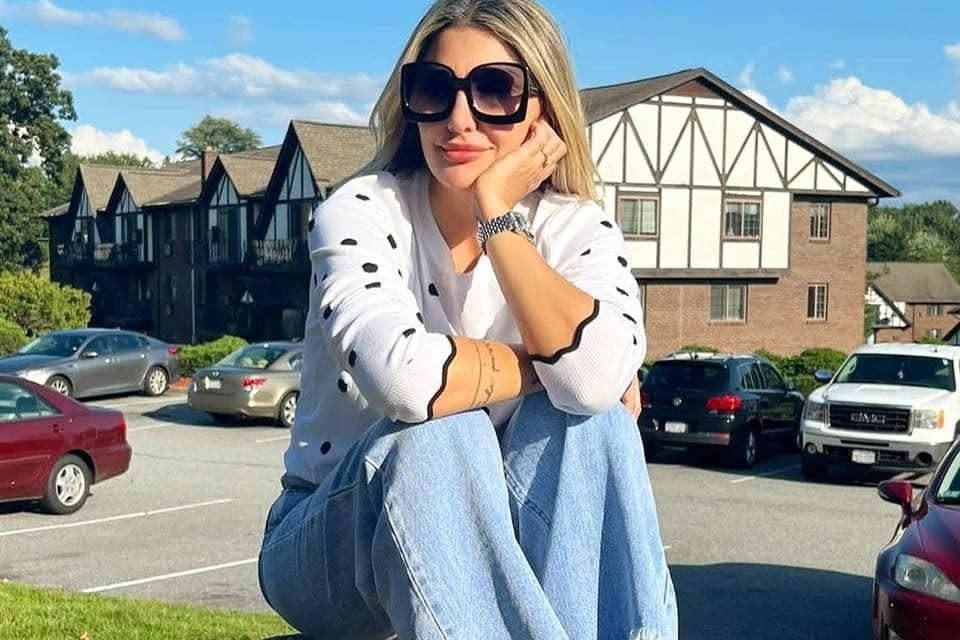 Antonia Fontenelle posa de blusa de mangas longas e calça jeans - Metrópoles