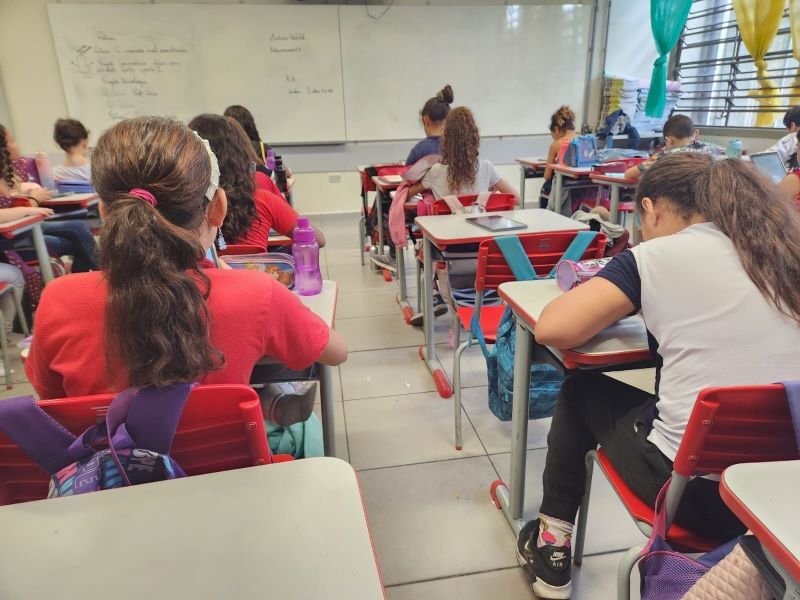 Imagem colorida mostra estudantes com computadores em sala de aula de escola estadual em São Paulo - Metrópoles