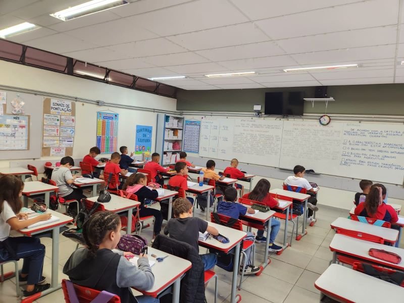 imagem colorida mostra crianças em sala de aula de escola em são paulo - metrópoles