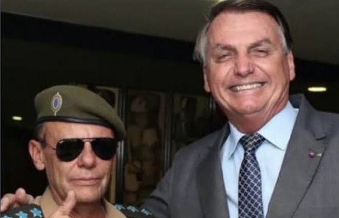 Em foto colorida, o capitão da ativa do Exército Andriely Cirino com Jair Bolsonaro