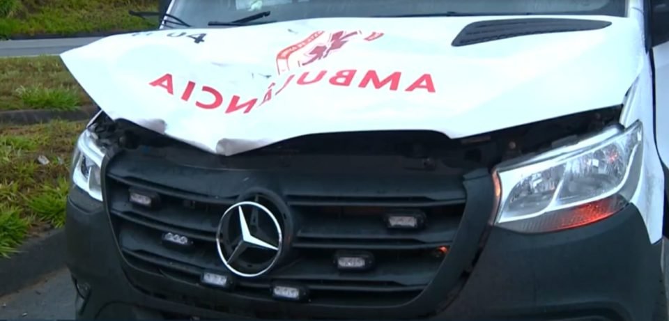 Imagem colorida de capô de ambulância danificado - Metrópoles