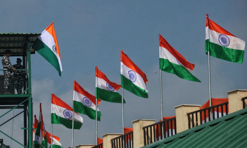 Imagem colorida mostra diversas bandeiras da Índia - Metrópoles