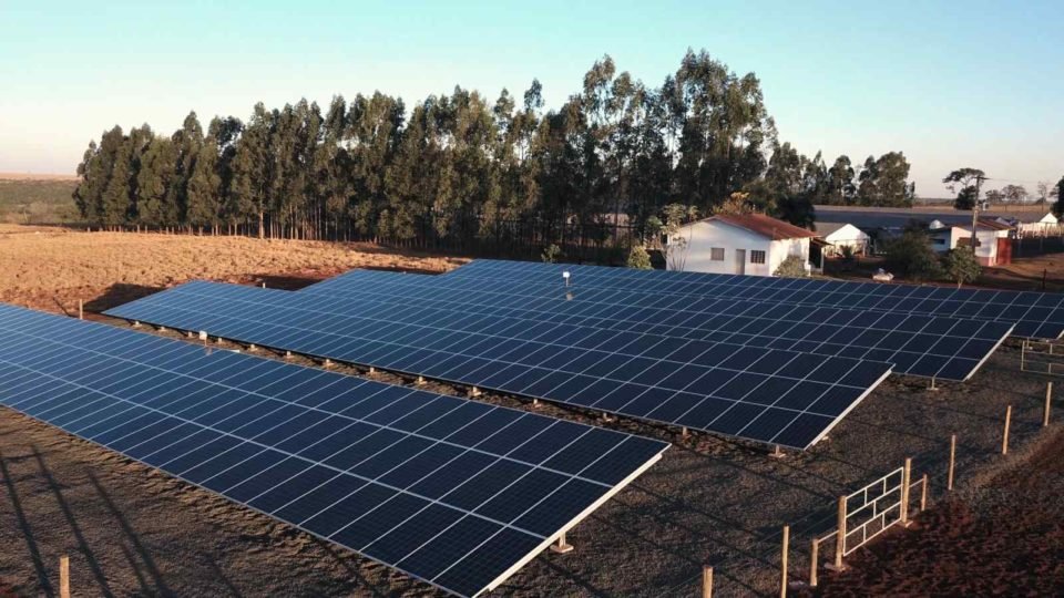Fotografia colorida de um painel de energia solar