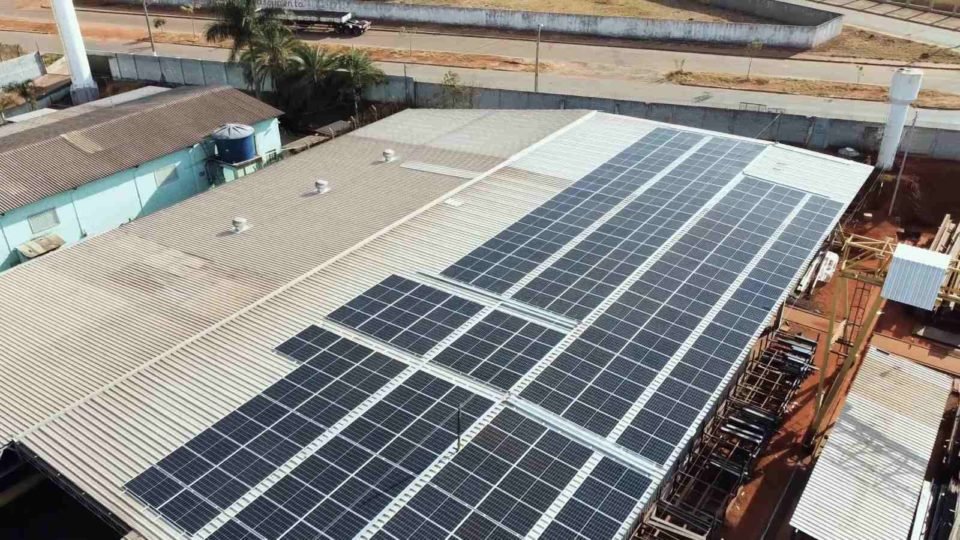 Fotografia colorida de um painel de energia solar