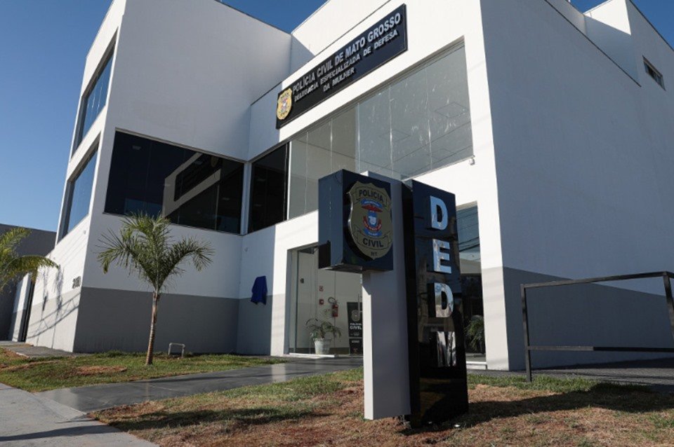 Imagem colorida da fachada da Delegacia da Mulher de Cuiabá (MT) - Metrópoles