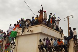 Imagem colorida mostra manifestantes no Níger protestando contra a França - Metrópoles