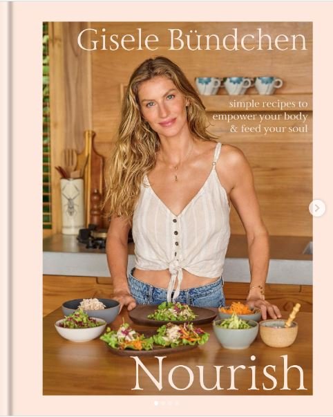 Foto colorida. gisele Mulher alta, branca e cabelos loiros está com vários alimentos saudáveis em um recipiente. Ela está estampando a capa do livro - Metrópoles