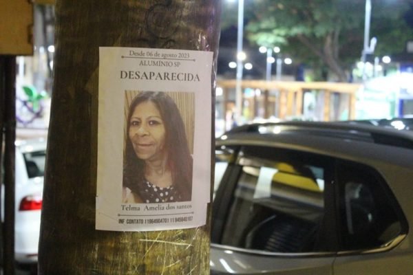 Cartaz no centro de São Roque, informando o desaparecimento de Telma - Metrópoles