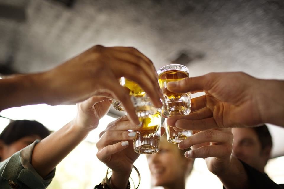Amigos desfrutando de tequila em bar - Metrópoles