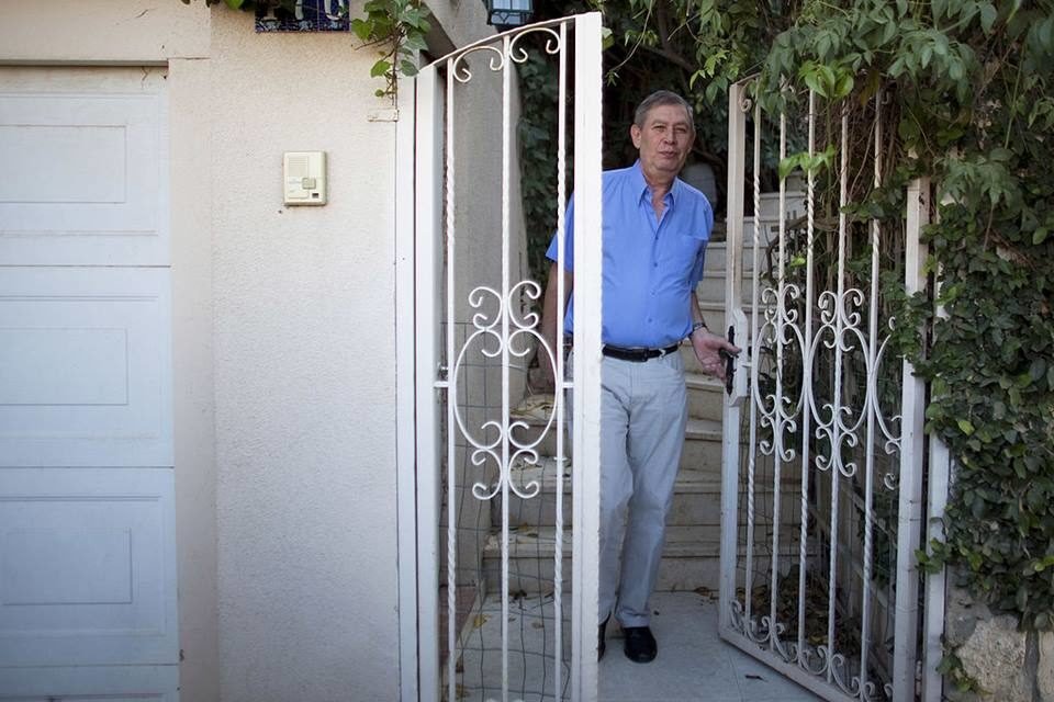 Imagem colorida mostra antigo chefe do Mossad de pé em frente a um portão - Metrópoles