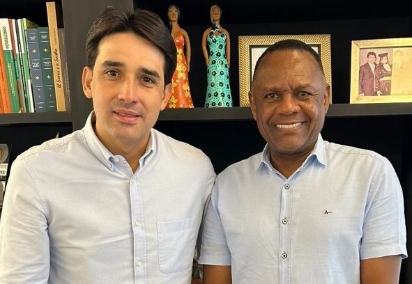 Silvio Costa Filho, deputado do Republicanos, posa para foto ao lado de Ossésio Silva, bispo da Igreja Universal e primeiro suplente do partido em Pernambuco