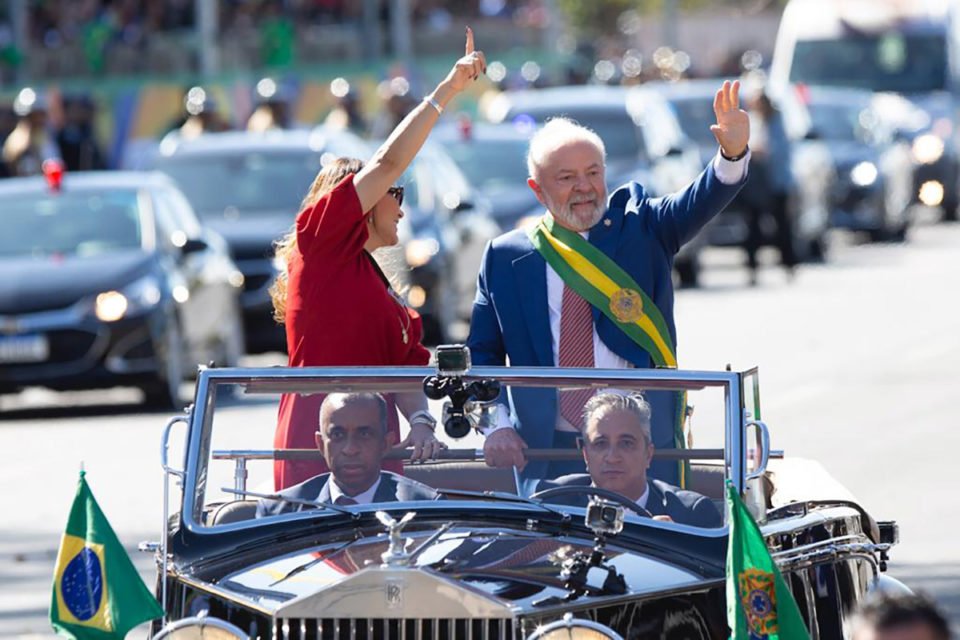 Em carro aberto, Lula abre o desfile de 7 de Setembro - Metrópoles