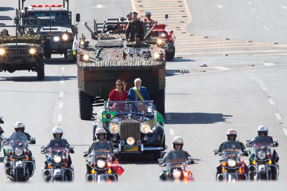 Lula e Janja chegam a desfile em carro aberto na Esplanada dos Ministérios, em Brasília - Metrópoles